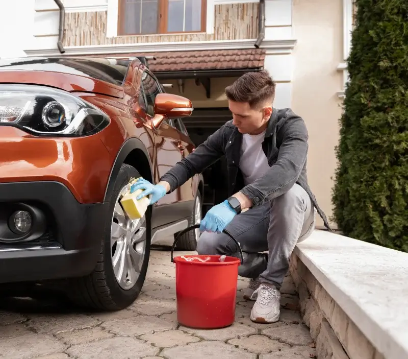 Lavage auto à domicile Saint-Didier-en-Donjon : professionnel intervenant sur un véhicule
